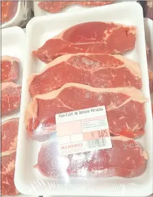  ??  ?? Carne paraguaya en un supermerca­do de París, Francia. El primer mes de este año se exportó menos. (Gentileza)