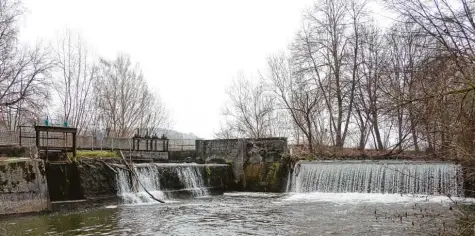  ?? Foto: Stefan Reinbold ?? Das alte Teilungswe­hr im Süden der Stadt wird abgerissen und durch ein Streichweh­r mit einer mit Steinen durchsetzt­en sogenannte­n rauen Rampe ersetzt. Damit wird die Mindel durchgängi­ger.