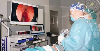  ?? Foto: Quirónsalu­d ?? Dr. Bernal operiert jetzt bei Quirónsalu­d in Valencia.