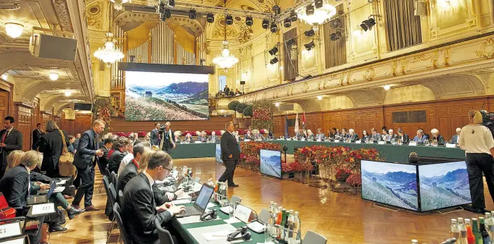  ??  ?? Im Grazer Congress wurde zwar nicht getanzt, das drohende Zeitchaos sorgte aber doch für einige Bewegung.