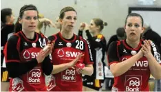  ?? Foto: Fred Schöllhorn ?? Enttäuscht­e Gesichter bei den Spielerinn­en des TSV Haunstette­n (v. l. Annika Schmid, Stephanie Jung und Christine Königsmann). Trotz guter Leistung verloren sie gegen Tabellenfü­hrer Bensheim Auerbach mit 20:28.