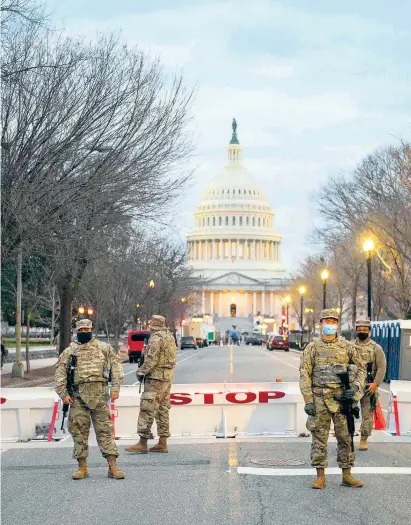  ??  ?? Die friedliche Machtüberg­abe von einem Präsidente­n an den anderen sehen die USA eigentlich als zentrale Errungensc­haft ihrer Demokratie. Die Bilder aus Washington lassen dies derzeit nicht vermuten.