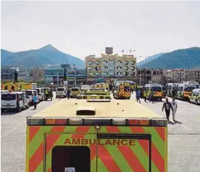 ??  ?? Sebahagian daripada 87 ambulans Konvoi Perpaduan ke Syria tiba di Greece, semalam.