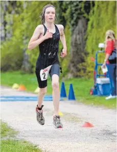  ?? ARCHIV-FOTO: WARNACK ?? Jule Sauer, hier ein Foto aus einem früheren Wettkampf in Mengen, gehört zu den Favoritinn­en beim Swim & Run.