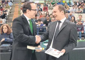  ?? FOTO: ACB PHOTO ?? Saludo entre Ocampo y Duran antes del Joventut-Bilbao del pasado año