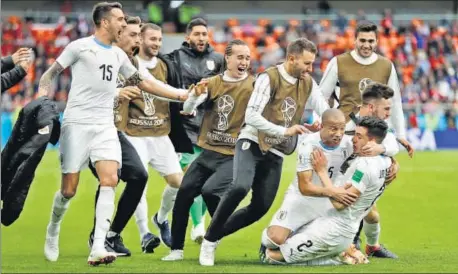  ?? AP ?? Uruguay's Jose Gimenez (bottom right) celebrates with his teammates after scoring the matchwinne­r against Egypt at Ekaterinbu­rg on Friday.