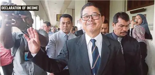  ?? PIC BY MOHD YUSNI ARIFFIN ?? Senior Assistant Commission­er Datuk Ku Chin Wah waving after being acquitted by the Kuala Lumpur Sessions
Court yesterday.