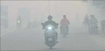  ?? Patiala enveloped in a thick layer of smog on Sunday morning. BHARAT BHUSHAN/HT ?? ■