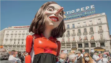  ?? (SIPA) ?? El 'ninot' de Ayuso-Pinocho durante una protesta de Marea Blanca, un colectivo que defiende la salud pública el pasado mes de marzo.