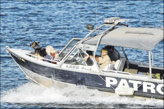  ?? Chris Pizzello The Associated Press ?? A patrol boat with a search-and-rescue dog heads out Thursday on Lake Piru in the search for missing actress Naya Rivera.