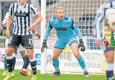  ??  ?? Saints’ loan keeper Bobby Zlamal between the sticks at St Mirren Park