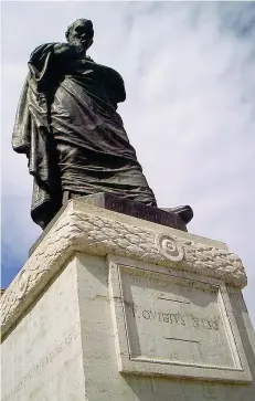  ??  ?? La statua di Ovidio in piazza XX settembre a Sulmona (foto da Wikipedia)