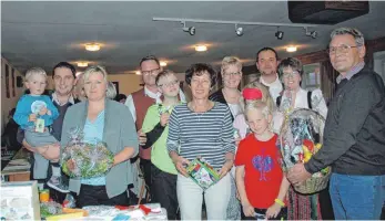  ?? FOTO: MARIA LUISE STÜBNER ?? Sie sind die Gewinner des Dorfspiels Niederstau­fen (von links): das Team der Familien Imler/Achberger, „de Kufa's“, die Jordans und das Team Eckart/Drews.