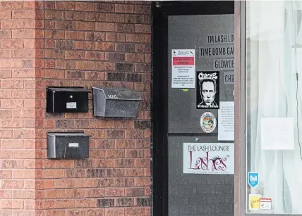  ?? BOB TYMCZYSZYN TORSTAR ?? Chrome Artistic Barbering in St. Catharines now has a sign on the door providing instructio­ns for people coming for an “audition.”