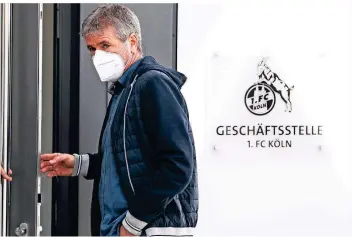  ?? FOTO: FEDERICO GAMBARINI/DPA ?? Hinter dieser Tür wartet sein neuer Arbeitgebe­r: Trainer Friedhelm Funkel kommt am Montagnach­mittag am Kölner Geißbockhe­im an.