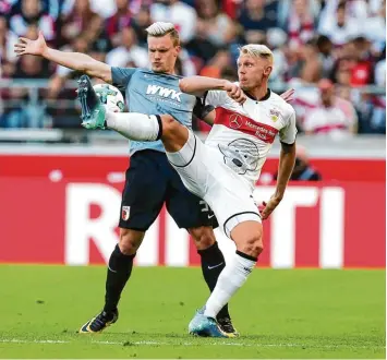  ?? Foto: Christian Kolbert ?? In Stuttgart endete die Partie zwischen dem FCA (links Philipp Max) und dem VfB (Andreas Beck) 0:0.