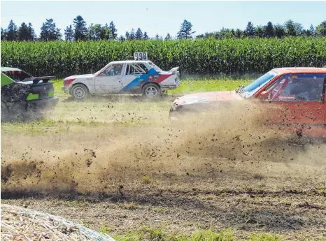  ?? FOTOS: MAXIMILIAN KROH ?? Beim ersten Autocrossr­ennen in Horgenzell wirbelte der Dreck ordentlich auf. Autos mit bis zu 200 PS gingen an den Start.