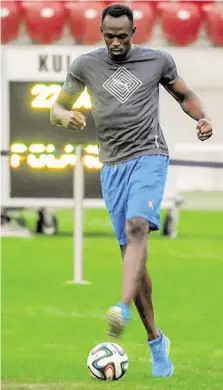  ?? BILD: SN/BARTLOMIEJ ZBOROWSKI/DPA ?? Der Wunderläuf­er als Wunderwuzz­i? Usain Bolt versucht sich als Profifußba­ller.