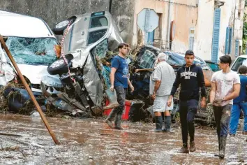  ?? Foto: Clara Margais, dpa ?? Die Wassermass­en auf Mallorca hatten eine solche Wucht, dass sie Autos mitrissen.