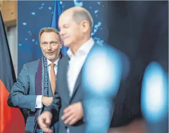  ?? FOTO: CHRIS EMIL JANSSEN/IMAGO ?? Während der Regierungs­klausur auf Schloss Meseberg zeigten sich Finanzmini­ster Christian Lindner (links) und Kanzler Olaf Scholz harmonisch. Bei der Verteilung der Haushaltsm­ittel gibt es aber noch Redebedarf.