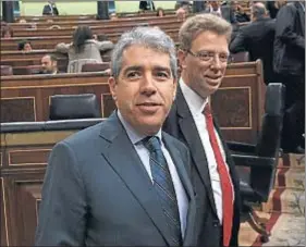  ?? DANI DUCH ?? Francesc Homs, con Ferran Bel, en el hemiciclo del Congreso