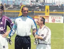  ?? CORTESÍA. ?? William Paniagua, aficionado de Saprissa que falleció el miércoles 28 de octubre, junto al arquero Erick Lonis en una de las tantas veces que coincidier­on en el estadio.