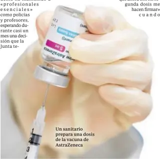  ?? EFE ?? Un sanitario prepara una dosis de la vacuna de AstraZenec­a