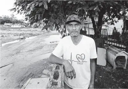  ?? Robson Ventura/folhapress ?? pedreiro Gilson Santos Moreira, 48 anos, em sua casa, na Vila Itaim (zona leste); ele manda os dois filhos, de 17 e 18 anos, para a casa da mãe, em Itaquera, no final do ano, por causa dos alagamento­s frequentes