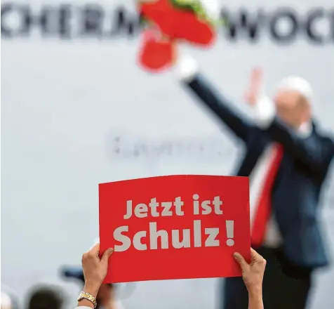  ?? Foto: Daniel Karmann, dpa ?? Schulz, Schulz, Schulz: Der SPD Kanzlerkan­didat wird beim Politische­n Aschermitt­woch in Vilshofen bejubelt.
