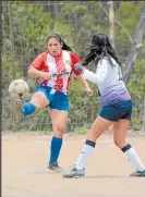  ??  ?? El fútbol barrial fue uno de los afectados por las paralizaci­ones.