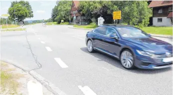  ?? FOTO: TOBIAS SCHUMACHER ?? Die Kreuzung der B 12 mit dem Abzweig nach Eisenharz nahe des früheren Cafés Giray (Haus zwischen den Bäumen im Hintergrun­d). Vorne im Bild sind neben dem Pkw die Kreidestri­che zu erkennen, die Polizisten bei der Unfallaufn­ahme auf den Asphalt gezeichnet haben.