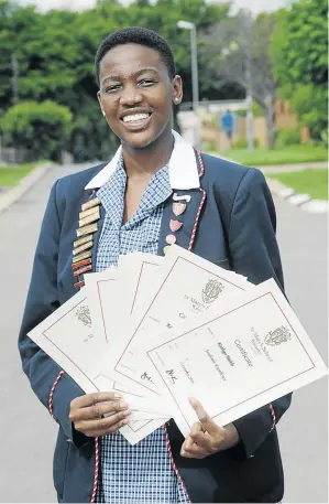  ?? VELI NHLAPO / ?? Katlego Mahlo of St Mary's School Waverley with her eight distinctio­ns.