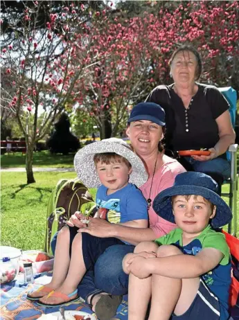  ?? Photo: Bev Lacey ?? CHECKING OUT THE GARDENS: Enjoying a picnic in Laurel Bank Park are (front, from left) Layne Hannant, Rachel Gibson-Hannant, Seth Hannant and (back) Kath Gibson.