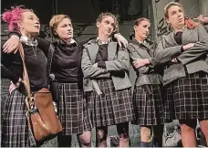 ?? Foto: Pavel Nesvadba ?? Skotské katoličky Hrdinky hry Sopranistk­y, děvčata z Edinburghu, si vyrazily na pěveckou soutěž.