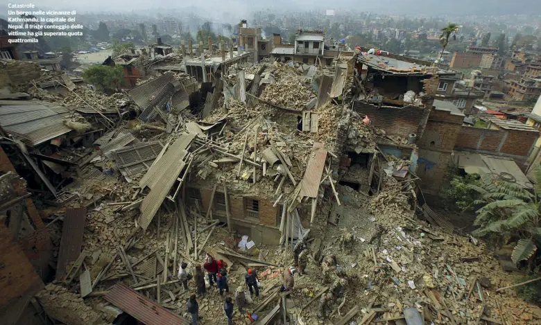  ??  ?? Catastrofe Un borgo nelle vicinanze di Kathmandu, la capitale del Nepal. Il triste conteggio delle vittime ha già superato quota quattromil­a