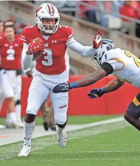  ?? RICK WOOD / MILWAUKEE JOURNAL SENTINEL ?? Badgers wide receiver Kendric Pryor makes a catch to set up a touchdown against Kent State last Saturday.