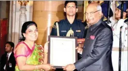  ?? PICTURE: YOURSTORY ?? Jayamma Bhandari receives an award.