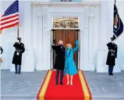  ?? EFE ?? El presidente de Estados Unidos, Joe Biden, y la primera dama Jill en la Casa Blanca.