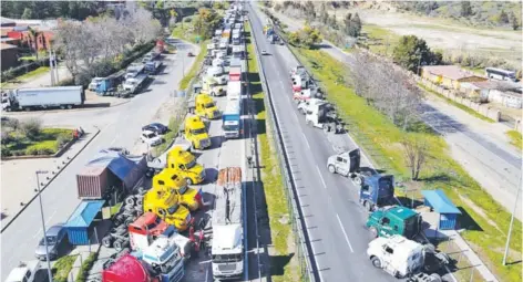  ??  ?? ► El paro de los camioneros se extendió por cerca de una semana.