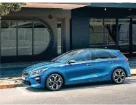  ??  ?? Der Kia Ceed erlaubt mit der „Segel“-Funktion stressfrei­es Fahren auch über Distanzen. Foto: Kia