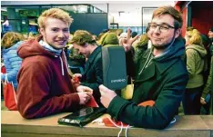  ??  ?? Lukas und Lars waren unter den ersten 500 Gästen im neuen Kino und freuten sich über die Überraschu­ngen aus dem roten „Goodie Bag“aus Stoff.