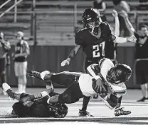  ?? Justin Rex / Contributo­r ?? Shadow Creek’s Felix Buchanan (21) scores a touchdown against Dawson during a District 23-6A game at Pearland.