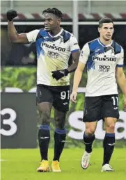  ?? AFP ?? Duván Zapata -en la imagen, junto a Remo Freuler- cerró el concluyent­e triunfo de la Atalanta en San Siro //