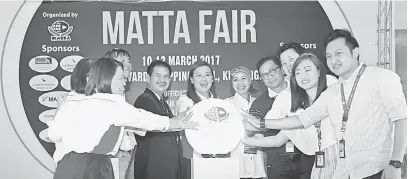  ??  ?? BEJADI: Ik Pahon begulai enggau bala bukai maya bejadika ‘10th Sarawak MATTA Fair 2017 ke diatur di Boulevard Mall ditu, kemari.