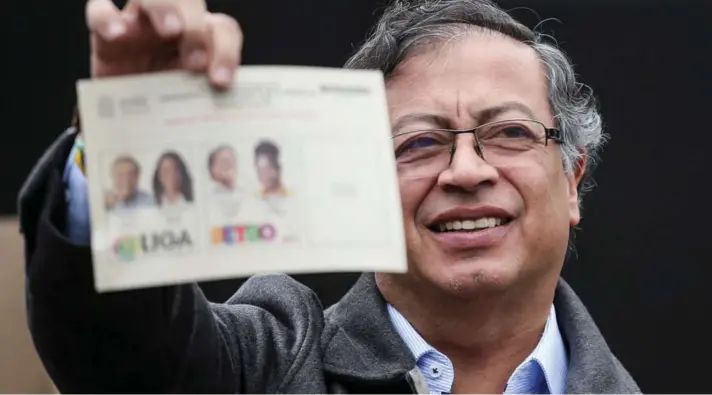  ?? ?? ► Gustavo Petro muestra su papeleta antes de emitir su voto durante la segunda vuelta de las elecciones presidenci­ales en Bogotá, el domingo pasado.