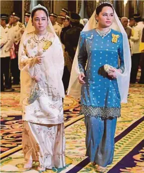  ?? (Foto Bernama) ?? Tengku Puteri Jihan (kiri) dan Tengku Puteri Afzan Aminah Hafizatull­ah pada Istiadat Pertabalan Yang di-pertuan Agong Ke-16 di Istana Negara semalam.