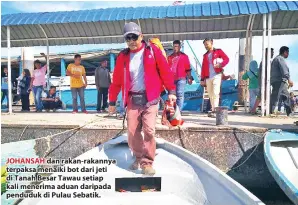  ??  ?? JOHANSAH dan rakan-rakannya terpaksa menaiki bot dari jeti di Tanah Besar Tawau setiap kali menerima aduan daripada penduduk di Pulau Sebatik.