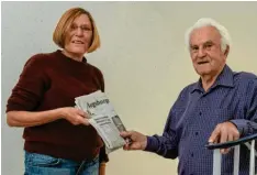  ?? Foto: Stefan Puchner ?? Ludwig Schauer bringt Rosa Hohler jeden Morgen die Zeitung vom Briefkaste­n nach oben.