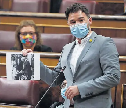  ?? EFE ?? El portavoz de ERC, Gabriel Rufián, mostrando una foto de Franco y Felipe VI de niño, ayer en el Congreso.