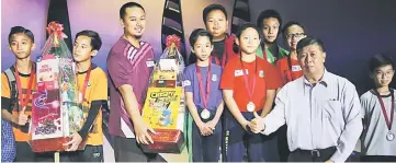  ??  ?? Ong posing with Ahmad Fauzee (third left) and SK Matang Jaya team (centre) and other winners after the prize presentati­on.